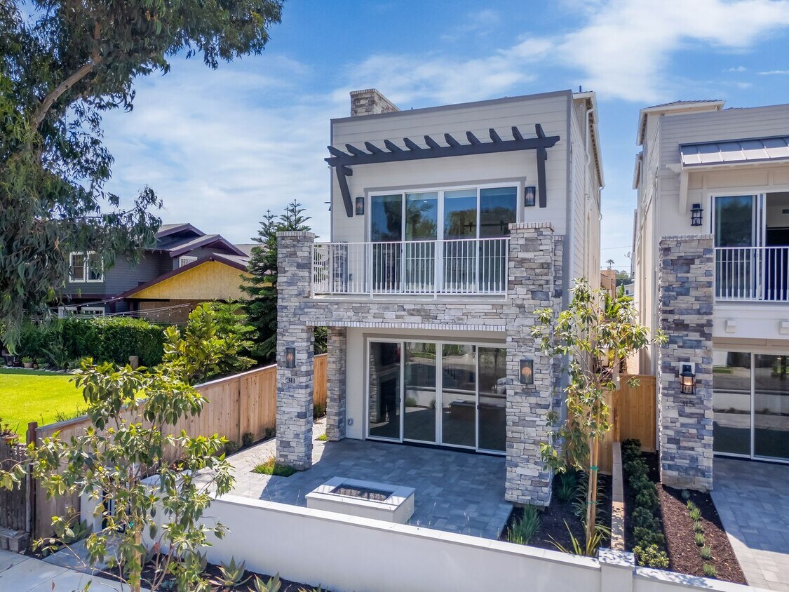 Foto principal - Brand New Custom Home near Downtown Huntin...