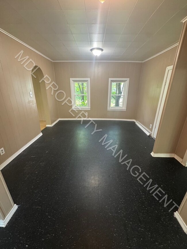 Building Photo - 4 Bedroom 1.5 Bathroom Home