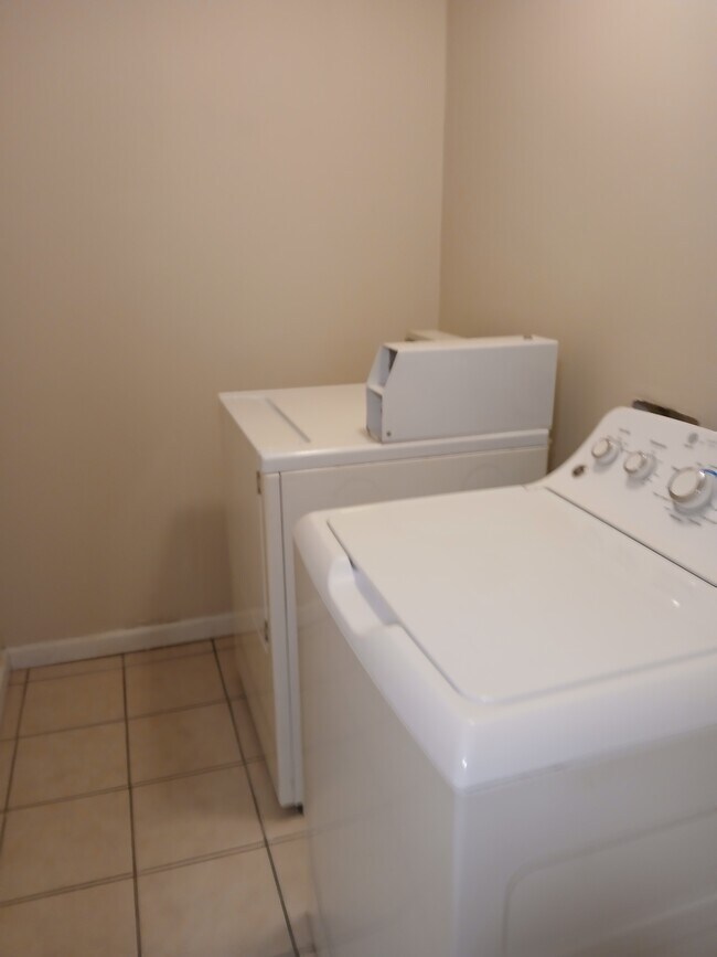 Building Photo - 319 E Mill St