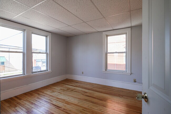 Building Photo - 615 Forest Ave
