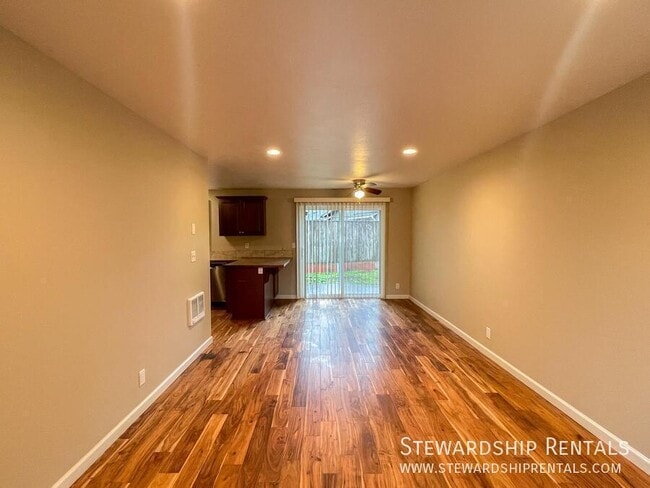 Building Photo - 723 W Quinalt St