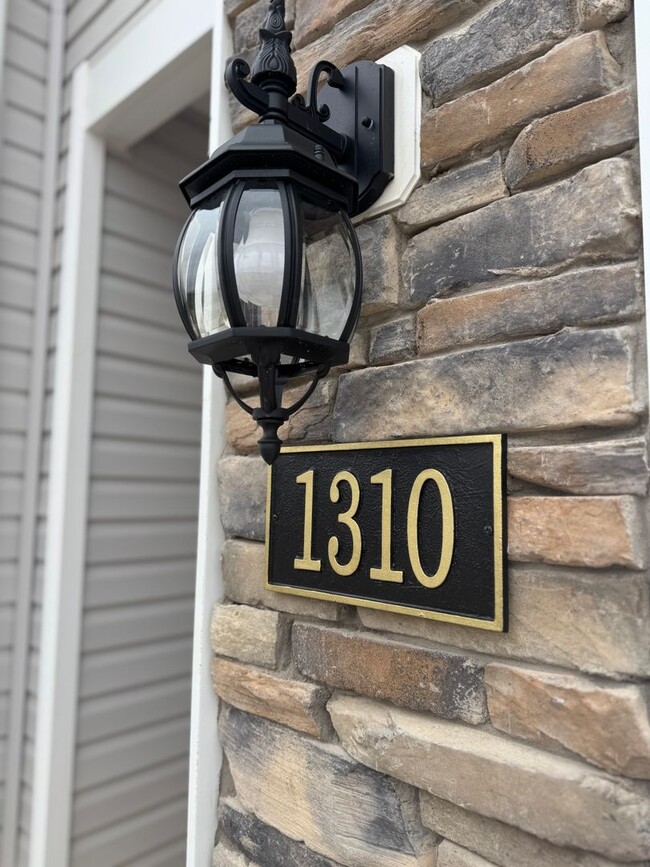 Building Photo - Brand New 4BR 2.5BA Townhome