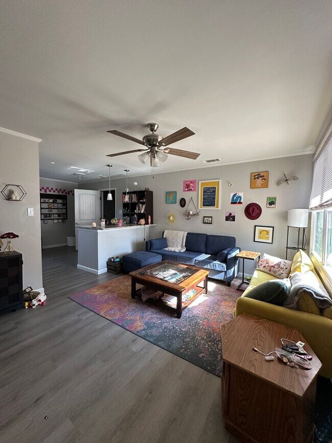 Building Photo - 4 Bedroom house on the East-side, Move-in August 10th 2026