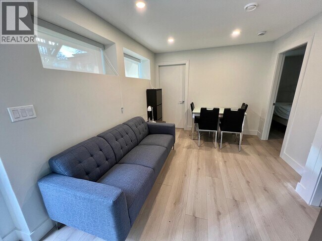 Photo du bâtiment - 105 E 39th Ave