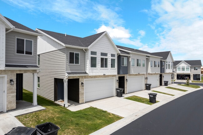 Building Photo - 569 N Richland Valley St