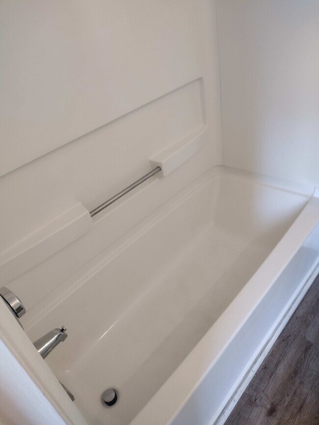 Bañera - 1221 University Ct