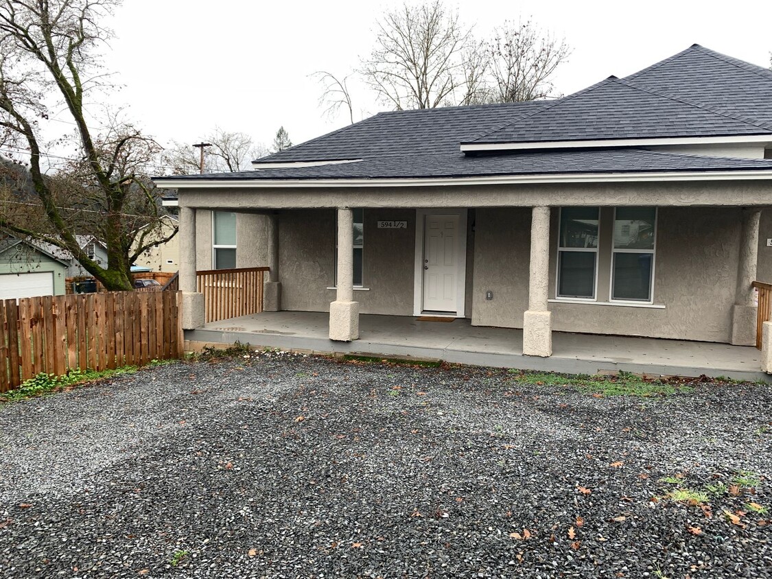 Primary Photo - 1 Bed w/an Office, fenced yard, new applia...