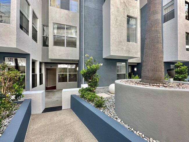 Building Photo - Luxury 2 Bed/2.5 Bath 2 Story Townhouse in...