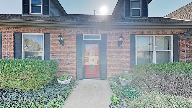 Building Photo - Beautiful Large 3 Bedroom 2.5 Bath Home in...