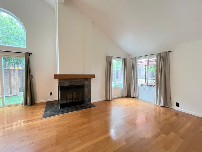 Building Photo - SPACIOUS 3 BEDROOM HOUSE IN PLEASANTON!!!