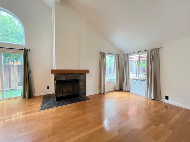 Foto del edificio - SPACIOUS 3 BEDROOM HOUSE IN PLEASANTON!!!