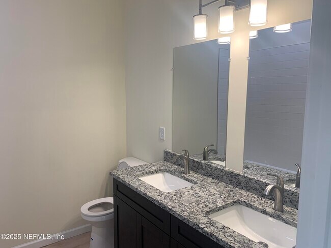 Foto del edificio - 5871 Collins Rd