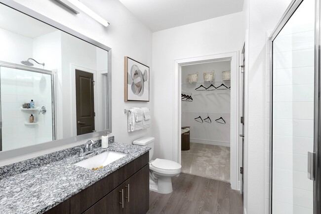 Baño con vestidor - The Adley Craig Ranch Apartments