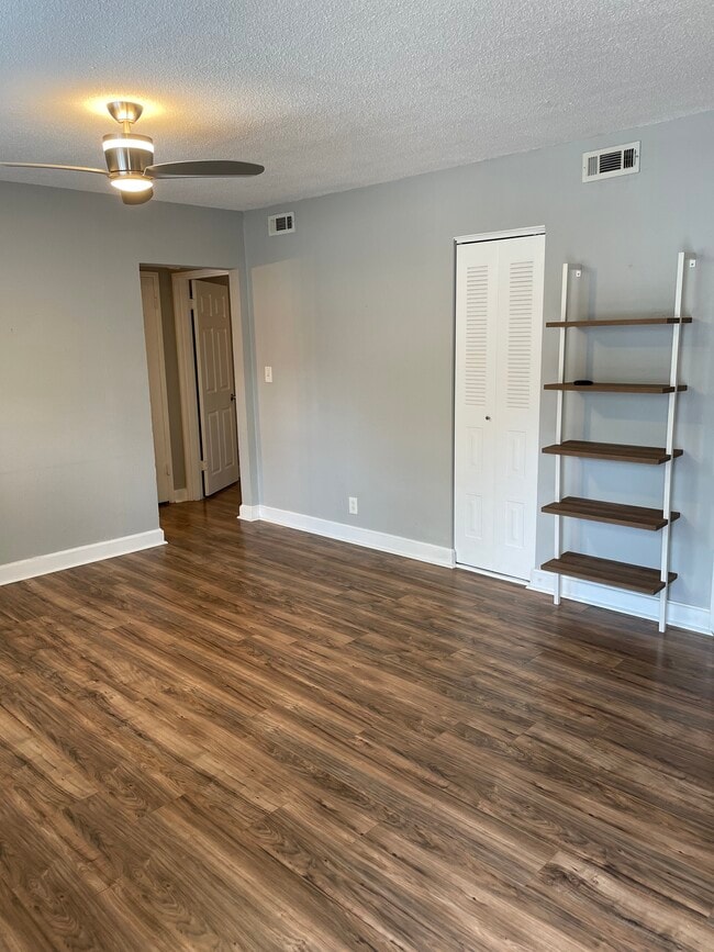 Spacious living area - 9055 Wrenwood Ln