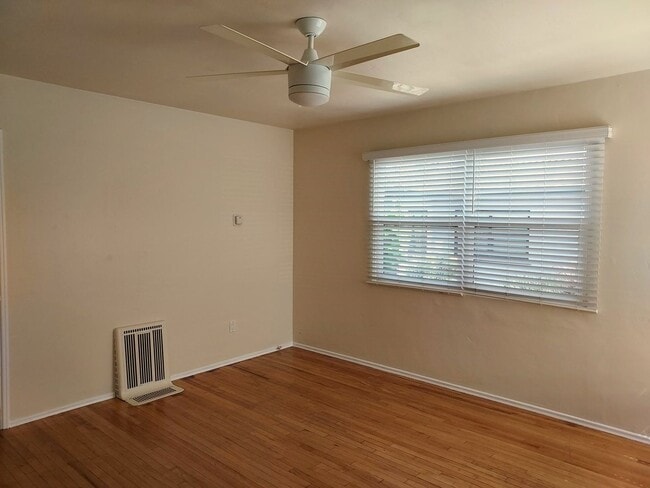 Building Photo - South Park Area 2 Bedroom Cottage w/Garage