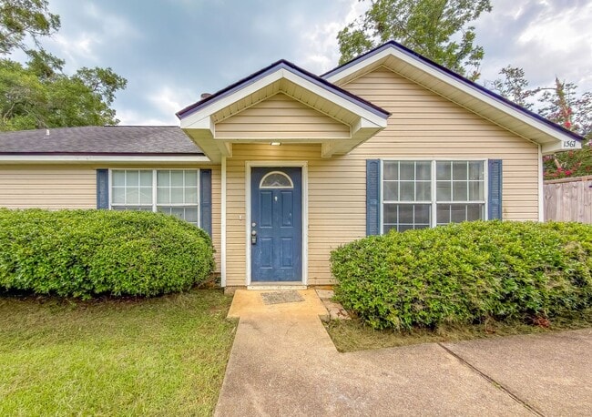 Building Photo - LOVELY SE 3/2 w/ New Paint, Fireplace, Fenced Yard, Vaulted Ceilings, Washer/Dryer, & No Carpet! ...