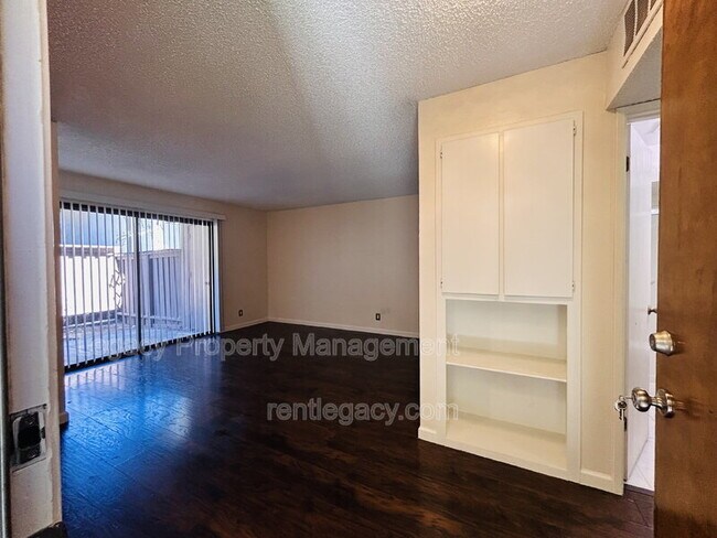 Foto del edificio - 2410 Starlight Ln