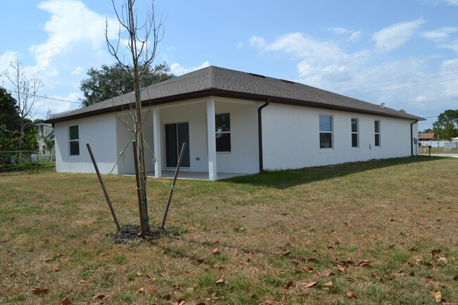 Foto del edificio - Northwest Airoso Boulevard, Port St. Lucie...