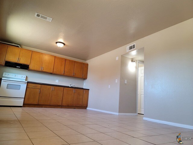 Building Photo - 590 El Centro Ave