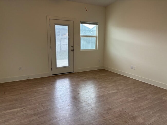 Building Photo - 1717/19 Hickory Creek