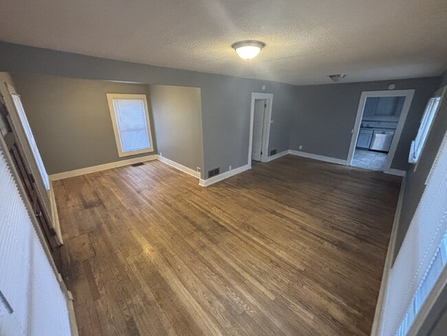 Foto del edificio - "Charming 2-Bed Duplex Gem in Grand Rapids...