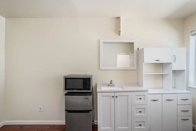 Building Photo - 1715 Park St. #8 - SR | 1 bath | Upper unit