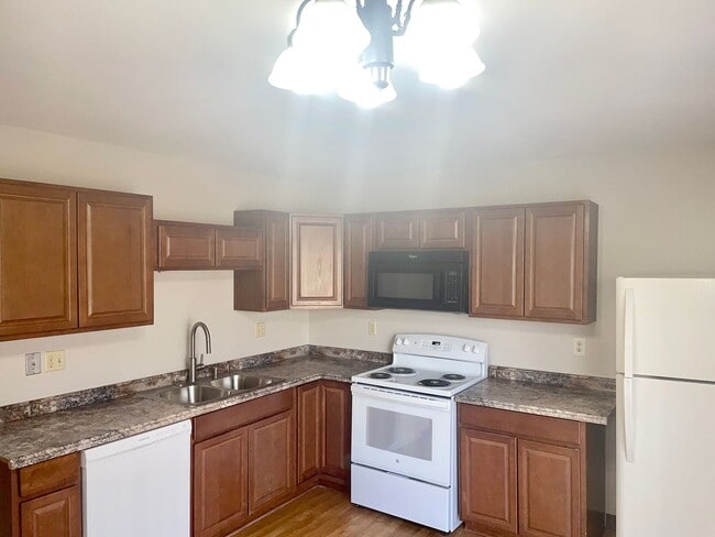Building Photo - 2 Bedroom Townhome - walking distance to p...
