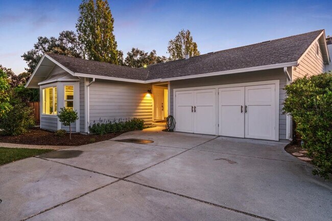 Building Photo - 350 Mainsail Ct