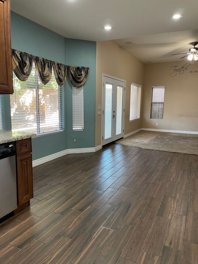 Building Photo - 4 Bed/2.5 Bath Stunner in North Phoenix!!