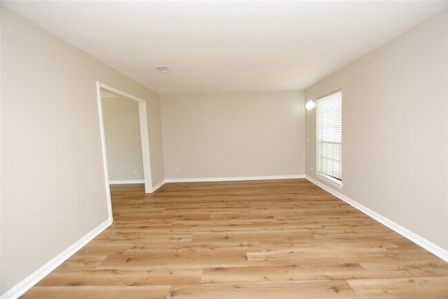 Building Photo - 10639 Mills Cir