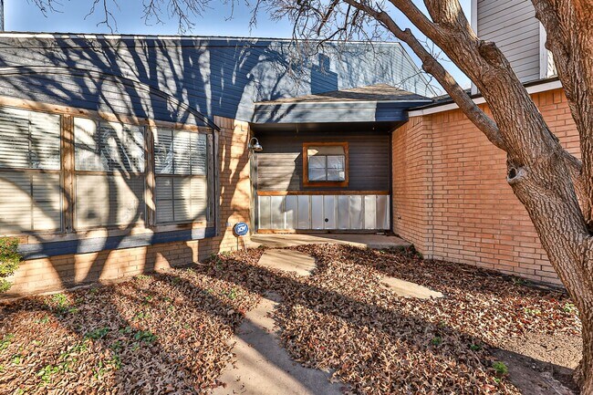 Foto del edificio - Unique Town Home with New Updates