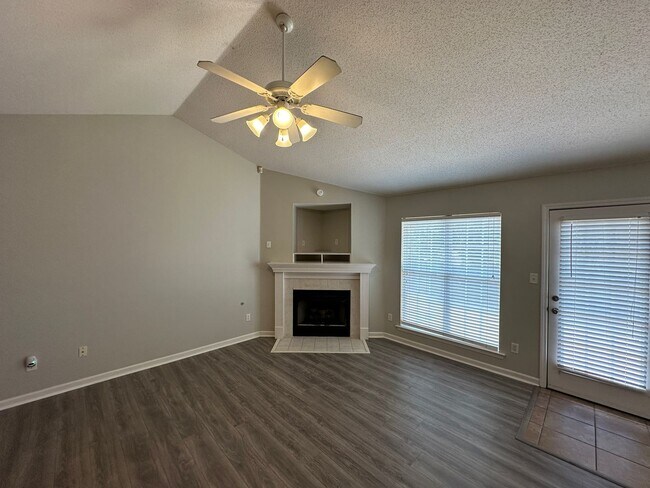 Photo - Bright open 3BR/2ba with bonus, 1900 sq feet!  Pets are owner's approval, fees apply. House