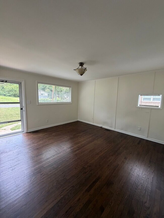 Building Photo - 3 bedroom 1 Bath Home