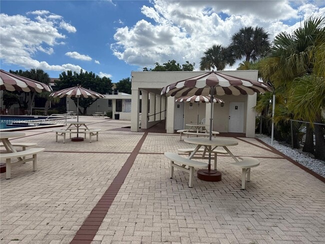 Building Photo - 8860 Fontainebleau Blvd