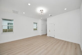 Building Photo - 8601 Amadwe St