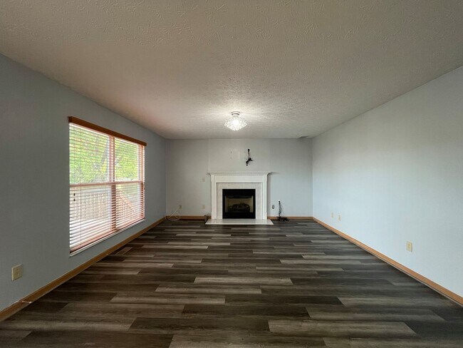 Foto del edificio - Spacious 3-Bedroom Home with Office, Basem...