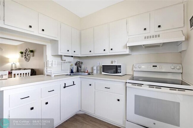 Building Photo - 6091 NW 61st Ave