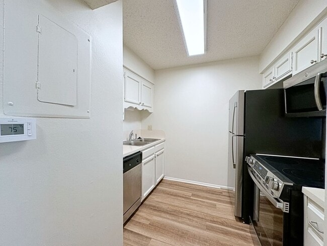 Building Photo - 1 Bedroom Downstairs condo available now! Community Pool