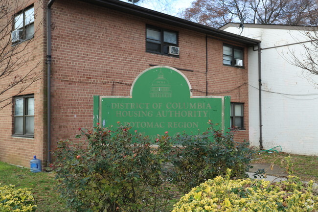 Building Photo - Kenilworth Courts/Parkside Addition