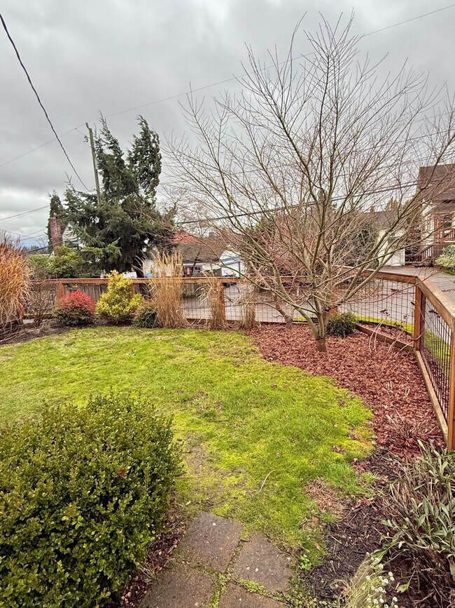 Foto del edificio - Charming 4-Bedroom Home in the Heart of Maple Leaf