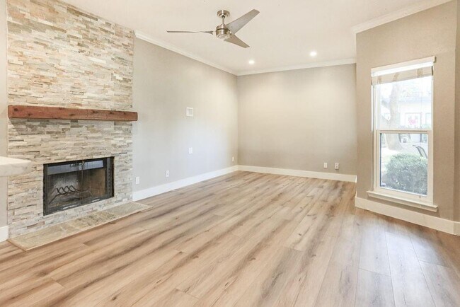 Building Photo - 1307 Kinney Ave