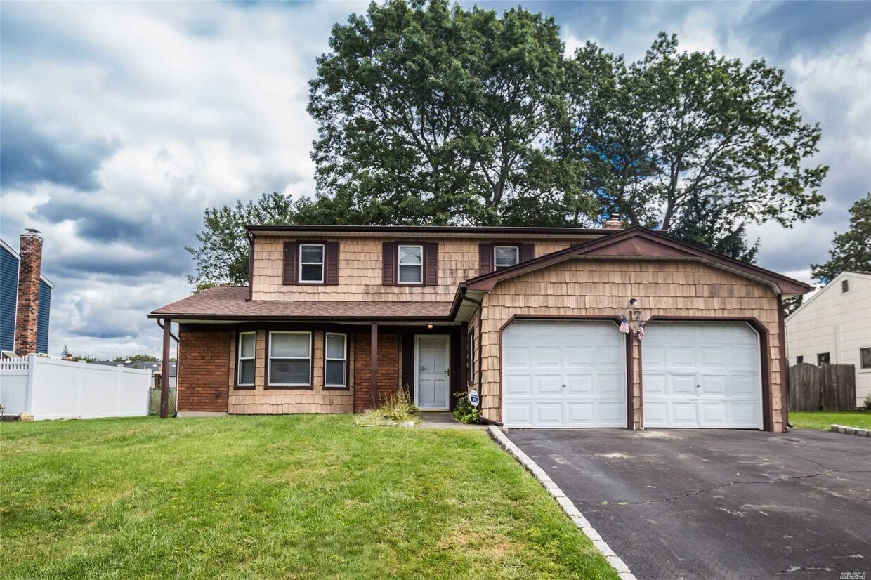 17 Beaumont Ln, Lake Grove, NY 11755 House Rental in Lake Grove, NY