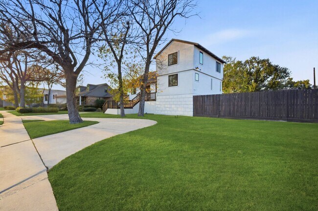 Foto del edificio - Beautiful Houston Home Featuring a Private Pool
