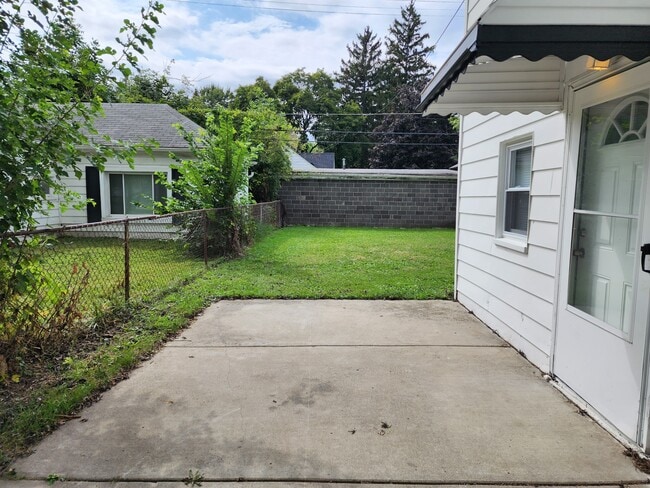 Building Photo - 23631 Columbus Ave