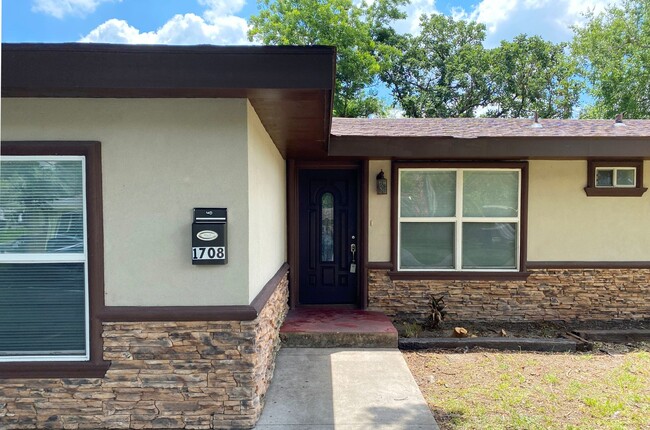 Building Photo - Beautiful 4 bedbroom 2 bath home in McAllen.