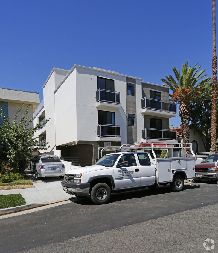 Building Photo - 843 N Fuller Ave