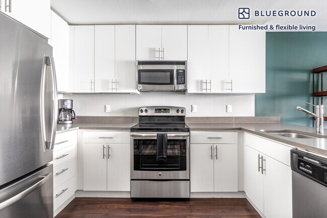 Building Photo - 655 S Fair Oaks Ave