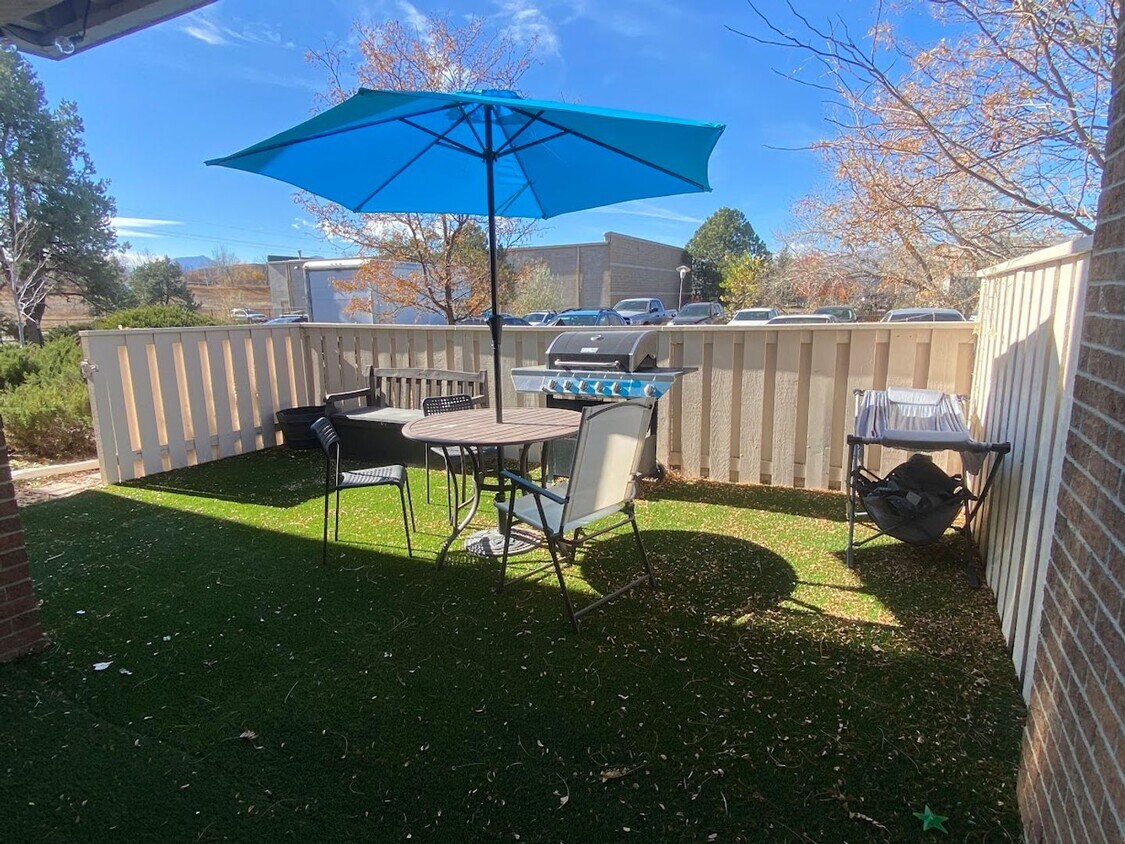 Foto principal - Large 3 bedroom, 2 bathroom peaceful condo