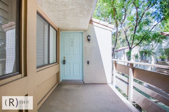 Building Photo - 2-Bed Upstairs Unit with Amenities