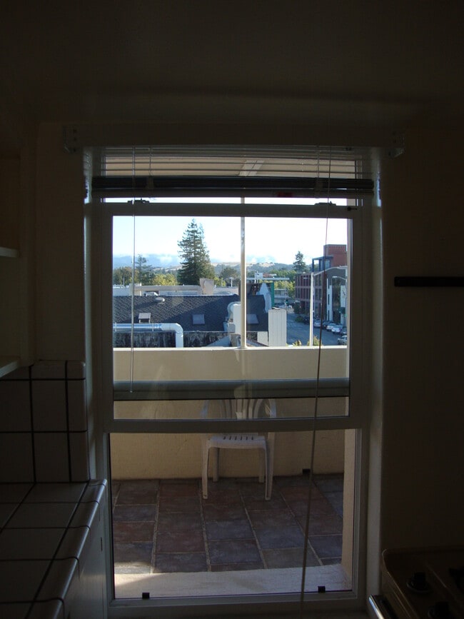 S5 kitchen window (SW) - 411 California Ave